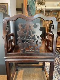 Chaise en bois dur sculpt&eacute; et ajour&eacute;, Chine, 20&egrave;me si&egrave;cle