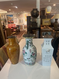 Trois vases en porcelaine de Chine famille rose, qianjiang cai et monochrome transform&eacute;s en lampes, 19&egrave;me/20&egrave;me si&egrave;cle