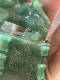 Vase couvert de style archa&iuml;que en pierre dure, Chine, 20&egrave;me si&egrave;cle