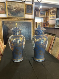 Paire de vases en porcelaine de Chine famille verte sur fond bleu poudr&eacute; &agrave; d&eacute;cor de sc&egrave;nes de palais, 19&egrave;me si&egrave;cle