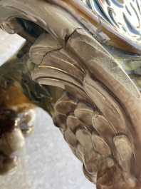 Jardini&egrave;re sur pi&eacute;tement tripode &agrave; d&eacute;cor de mascarons et de griffons en majolique dans le style de Minton, 19&egrave;me/20&egrave;me si&egrave;cle