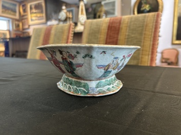 Vase couvert &agrave; d&eacute;cor d'antiquit&eacute;s, un pot couvert et un bol &agrave; d&eacute;cor d'immortels en porcelaine de Chine famille rose, 19&egrave;me si&egrave;cle