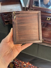 Coffre de toilette en bois aux montures en laiton dor&eacute;, Chine, 19&egrave;me si&egrave;cle