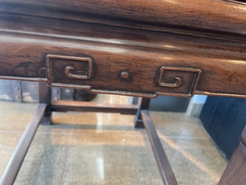 Chaise en bois dur sculpt&eacute; et ajour&eacute;, Chine, 20&egrave;me si&egrave;cle