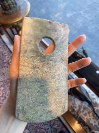Un disque bi et une hache rituelle en jade, Chine, probablement Liangzhu et p&eacute;riode des Royaumes combattants