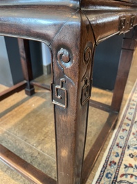 Chaise en bois dur sculpt&eacute; et ajour&eacute;, Chine, 20&egrave;me si&egrave;cle