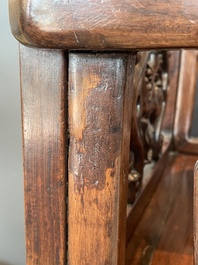 Chaise en bois dur sculpt&eacute; et ajour&eacute;, Chine, 20&egrave;me si&egrave;cle