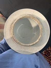 Een paar grote Chinese famille rose vazen met draken en feniksen op blauwe fondkleur, Kangxi merk, 19de eeuw