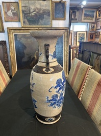 Paire de vases en porcelaine de Chine bleu et blanc dite 'de Nankin' &agrave; d&eacute;cor de lions bouddhistes et d'oiseaux parmi des branches fleuries, 19&egrave;me s.