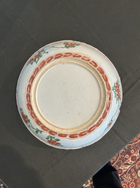 Assiette et vase de forme rouleau en porcelaine de Chine famille verte &agrave; d&eacute;cor floral, Kangxi et post&eacute;rieur