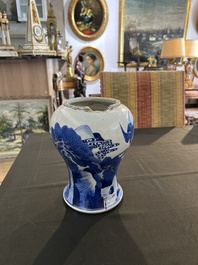 Vase en porcelaine de Chine bleu et blanc &agrave; d&eacute;cor de cerfs et de grues dans un paysage, Kangxi