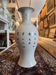 Cinq vases en porcelaine de Chine bleu, blanc et famille rose, 19&egrave;me/20&egrave;me si&egrave;cle