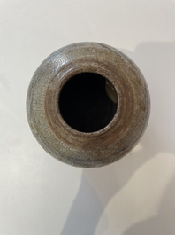 Een diverse collectie vroeg Chinees en Japans steengoed, Song en later