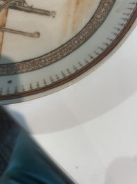 Paire d'assiettes en porcelaine de Chine famille rose &agrave; d&eacute;cor de lettr&eacute; et son serviteur dans un int&eacute;rieur, Qianlong/Jiaqing