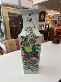 Vase de forme carr&eacute;e en porcelaine de Chine famille rose &agrave; d&eacute;cor de ph&eacute;nix et de fruits 'sanduo', 19&egrave;me si&egrave;cle
