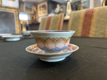 Deux paires de bols couverts sur pied en porcelaine de Chine famille rose &agrave; d&eacute;cor floral et d'oiseaux parmi des branches fleuries, 19&egrave;me si&egrave;cle