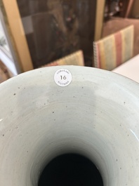 Vase de forme carr&eacute;e en porcelaine de Chine famille rose &agrave; d&eacute;cor de ph&eacute;nix et de fruits 'sanduo', 19&egrave;me si&egrave;cle