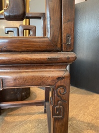 Chaise en bois dur sculpt&eacute; et ajour&eacute;, Chine, 20&egrave;me si&egrave;cle