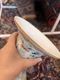 Cinq vases en porcelaine de Chine bleu, blanc et famille rose, 19&egrave;me/20&egrave;me si&egrave;cle