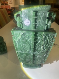 Vase couvert de style archa&iuml;que en pierre dure, Chine, 20&egrave;me si&egrave;cle
