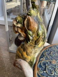 Jardini&egrave;re sur pi&eacute;tement tripode &agrave; d&eacute;cor de mascarons et de griffons en majolique dans le style de Minton, 19&egrave;me/20&egrave;me si&egrave;cle