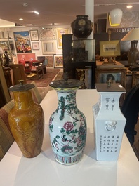 Trois vases en porcelaine de Chine famille rose, qianjiang cai et monochrome transform&eacute;s en lampes, 19&egrave;me/20&egrave;me si&egrave;cle