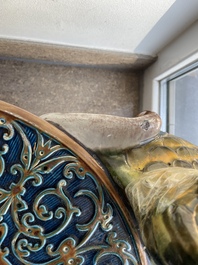 Jardini&egrave;re sur pi&eacute;tement tripode &agrave; d&eacute;cor de mascarons et de griffons en majolique dans le style de Minton, 19&egrave;me/20&egrave;me si&egrave;cle