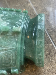 Vase couvert de style archa&iuml;que en pierre dure, Chine, 20&egrave;me si&egrave;cle