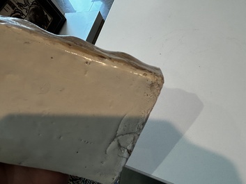 Plaque d'autel &agrave; d&eacute;cor d'immortel en blanc de Chine du Fujian, fin de la dynastie Ming