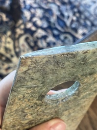Un disque bi et une hache rituelle en jade, Chine, probablement Liangzhu et p&eacute;riode des Royaumes combattants