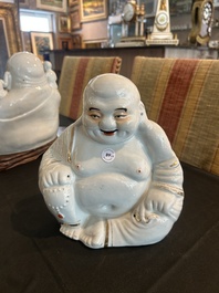 Quatre sculptures de Bouddha et de Guanyin en porcelaine blanc de Chine et famille rose, 19&egrave;me/20&egrave;me si&egrave;cle