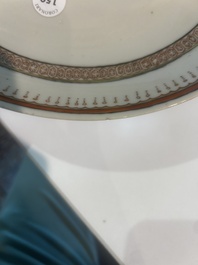 Paire d'assiettes en porcelaine de Chine famille rose &agrave; d&eacute;cor de lettr&eacute; et son serviteur dans un int&eacute;rieur, Qianlong/Jiaqing