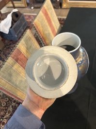 Paire de vases en porcelaine de Chine famille verte sur fond bleu poudr&eacute; &agrave; d&eacute;cor de sc&egrave;nes de palais, 19&egrave;me si&egrave;cle