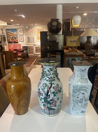 Trois vases en porcelaine de Chine famille rose, qianjiang cai et monochrome transform&eacute;s en lampes, 19&egrave;me/20&egrave;me si&egrave;cle