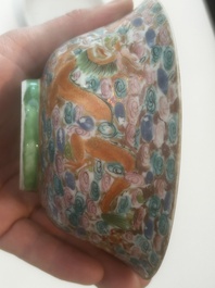 Paire de vols couverts en porcelaine de Chine famille rose de Canton &agrave; d&eacute;cor de dragons, 19&egrave;me si&egrave;cle