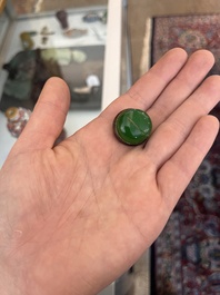 Trois tabati&egrave;res en porcelaine de Chine famille rose &agrave; d&eacute;cor en relief de figures, de dragon et de ph&eacute;nix, 19&egrave;me si&egrave;cle