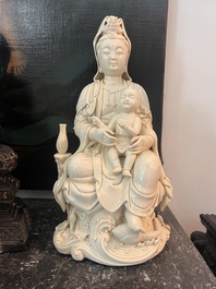 Deux groupes de Guanyin avec un enfant et un Luohan en blanc de Chine, 20&egrave;me si&egrave;cle