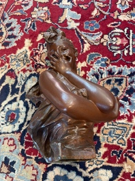 Georges Van der Straeten (1856-1928): Buste de dame, bronze &agrave; patine brune &amp; Reinhold B&ouml;ltzig (1863-1939): 'Fruchtsammlerin', alb&acirc;tre
