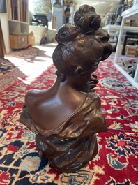 Georges Van der Straeten (1856-1928): Buste de dame, bronze &agrave; patine brune &amp; Reinhold B&ouml;ltzig (1863-1939): 'Fruchtsammlerin', alb&acirc;tre