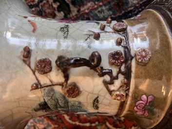 Cinq vases en porcelaine de Chine bleu, blanc et famille rose, 19&egrave;me/20&egrave;me si&egrave;cle