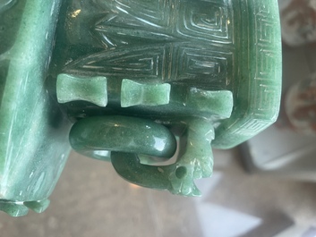 Vase couvert de style archa&iuml;que en pierre dure, Chine, 20&egrave;me si&egrave;cle