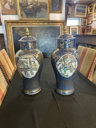 Paire de vases en porcelaine de Chine famille verte sur fond bleu poudr&eacute; &agrave; d&eacute;cor de sc&egrave;nes de palais, 19&egrave;me si&egrave;cle