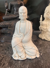 Deux groupes de Guanyin avec un enfant et un Luohan en blanc de Chine, 20&egrave;me si&egrave;cle