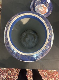 Een paar grote Chinese famille rose vazen met draken en feniksen op blauwe fondkleur, Kangxi merk, 19de eeuw