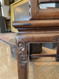 Chaise en bois dur sculpt&eacute; et ajour&eacute;, Chine, 20&egrave;me si&egrave;cle