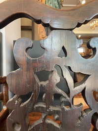 Chaise en bois dur sculpt&eacute; et ajour&eacute;, Chine, 20&egrave;me si&egrave;cle