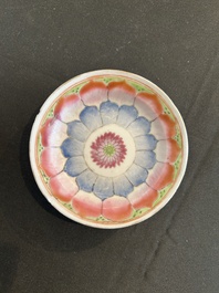 Deux paires de bols couverts sur pied en porcelaine de Chine famille rose &agrave; d&eacute;cor floral et d'oiseaux parmi des branches fleuries, 19&egrave;me si&egrave;cle