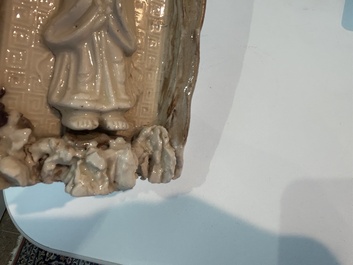 Plaque d'autel &agrave; d&eacute;cor d'immortel en blanc de Chine du Fujian, fin de la dynastie Ming