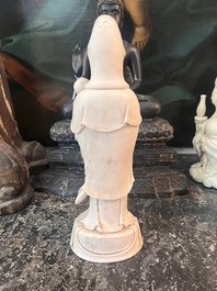 Deux groupes de Guanyin avec un enfant et un Luohan en blanc de Chine, 20&egrave;me si&egrave;cle