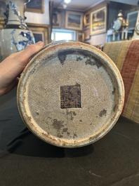 Paire de vases en porcelaine de Chine bleu et blanc dite 'de Nankin' &agrave; d&eacute;cor de lions bouddhistes et d'oiseaux parmi des branches fleuries, 19&egrave;me s.